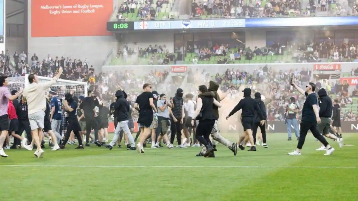 


من أعمال الشغب في أحد الملاعب  