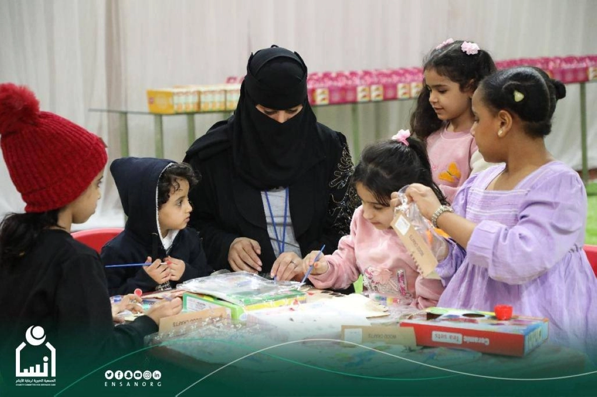 أطفال يستمعون لشرح أثناء الفعالية                     (مكة)