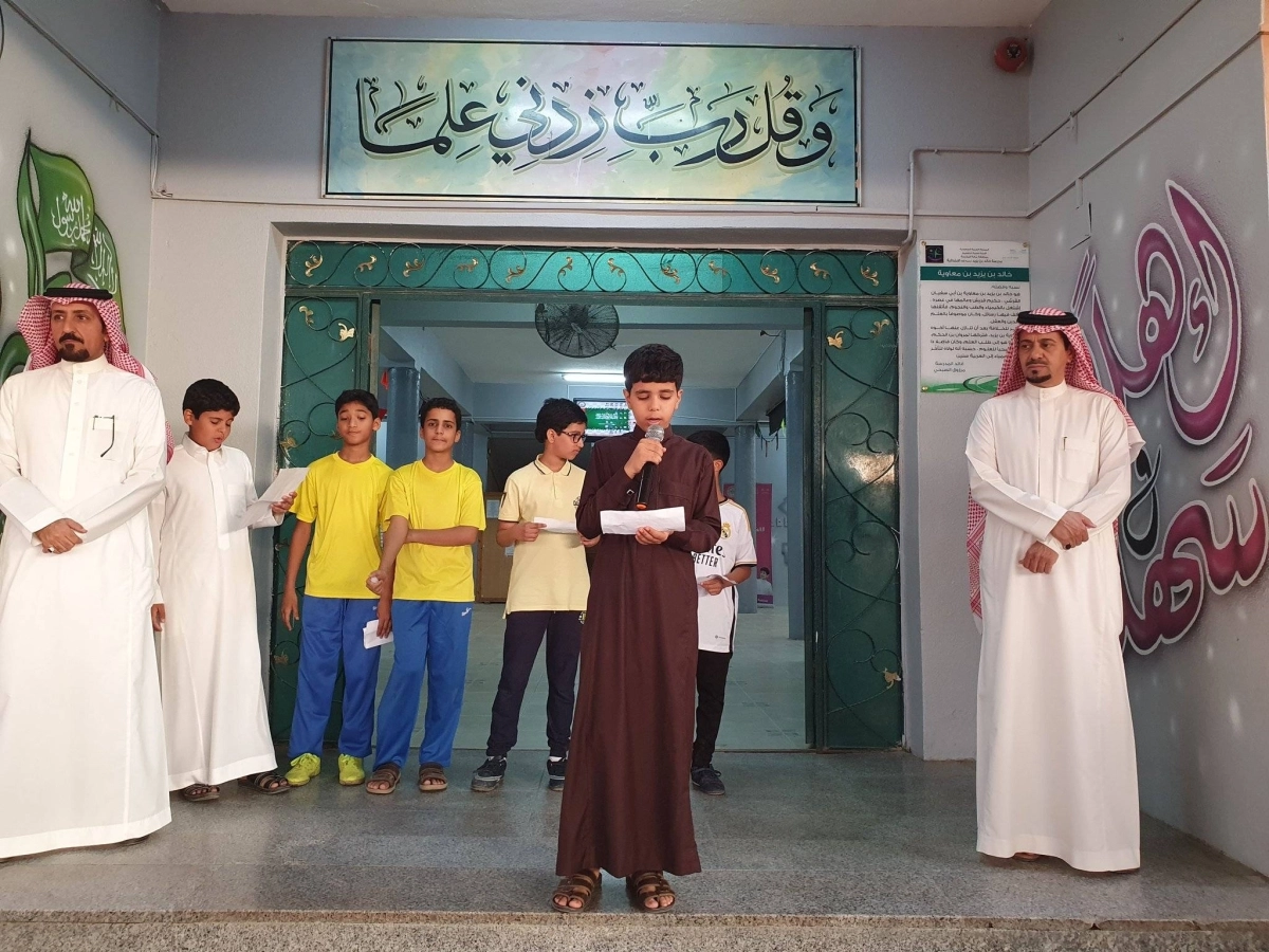 الاذاعة المدرسية باحدى مدارس مكة