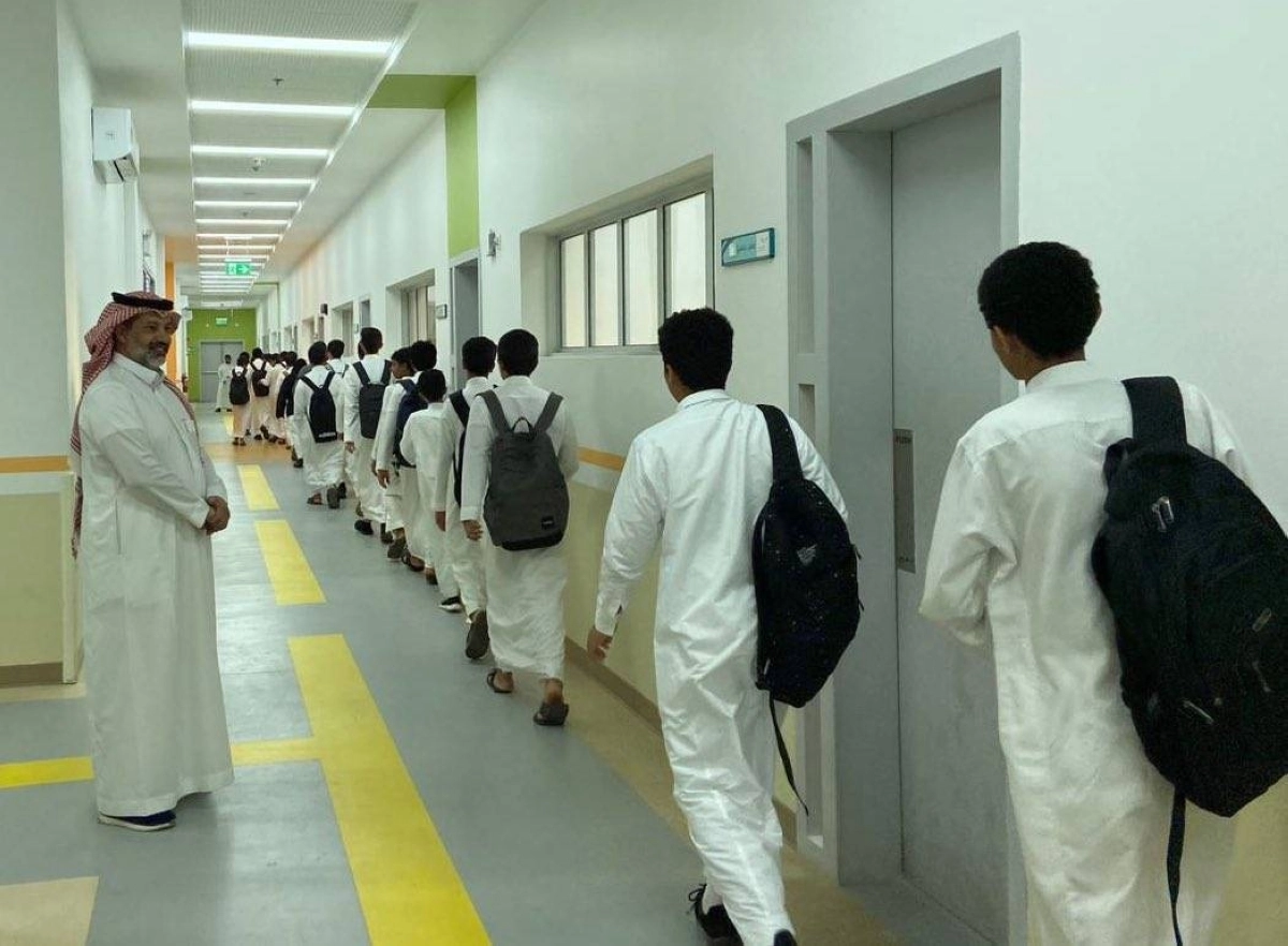 الطلاب الى فصولهم باحدى مدارس جدة