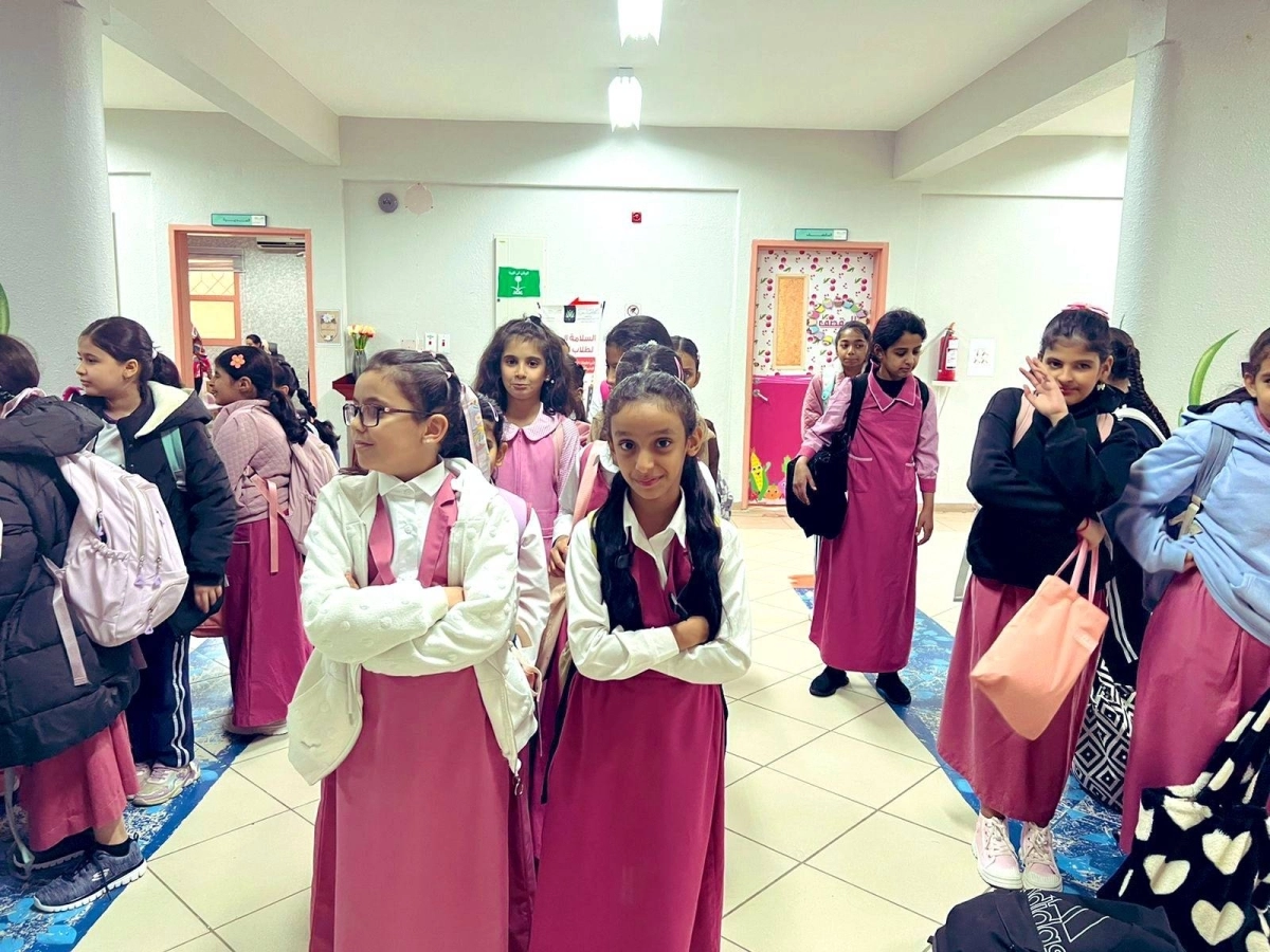 


طالبات خلال أول يوم دراسي                           (مكة) 