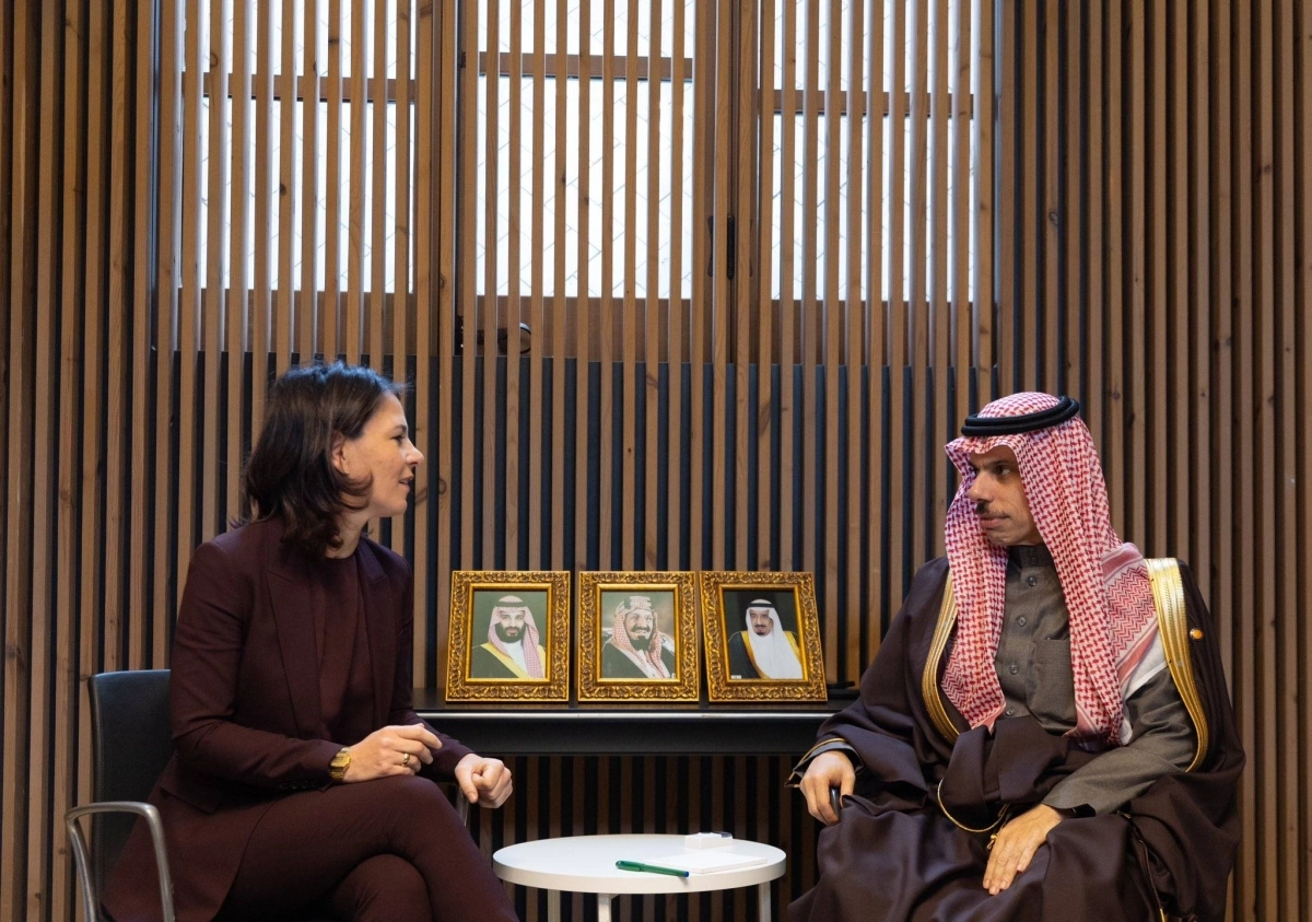 فيصل بن فرحان مع  أنالينا بيربوك (واس)