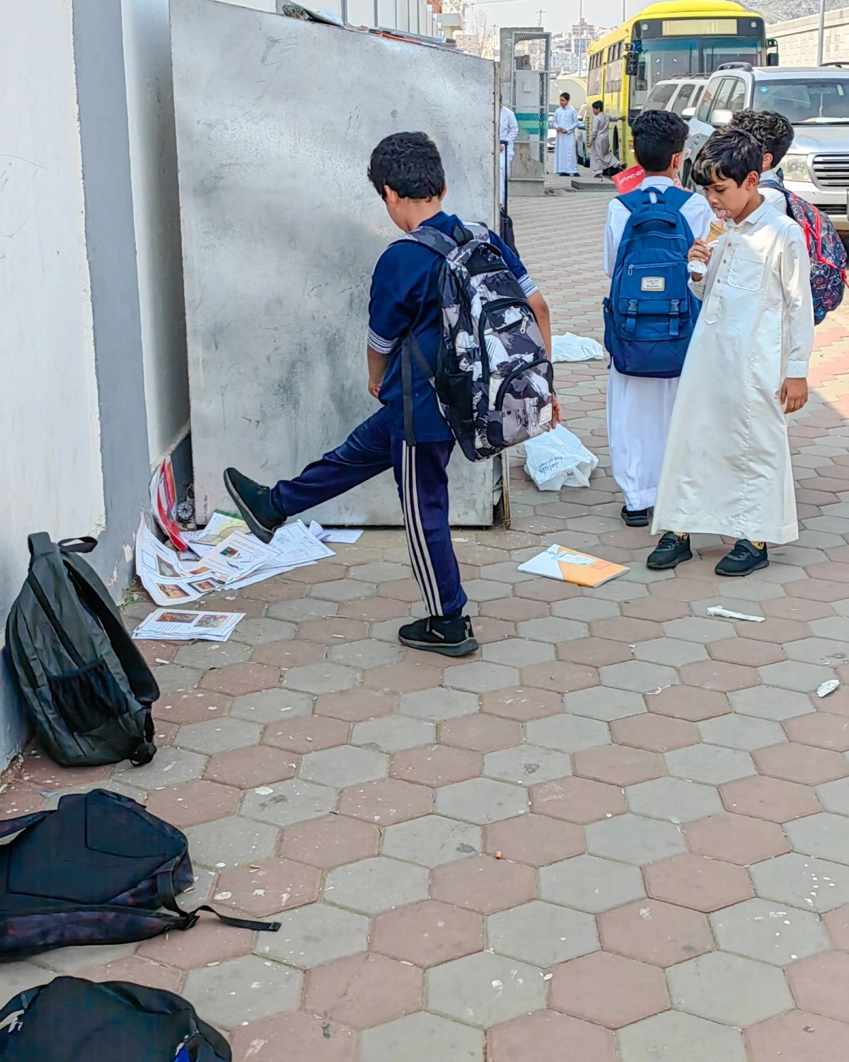 (أنس الحارثي)