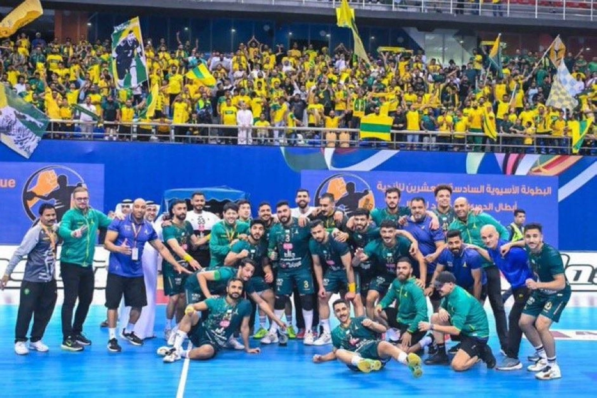 


لاعبو الخليج يحتفلون بالبطولة الآسيوية 