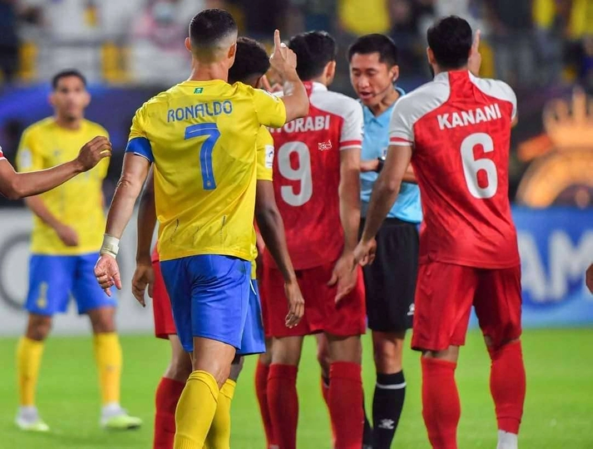 


رونالدو يشير للحكم بعدم احتساب ركلة الجزاء 