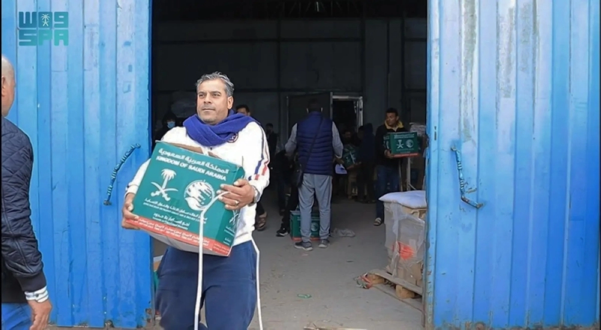 أحد أبناء غزة يحمل سلته الغذائية (واس)