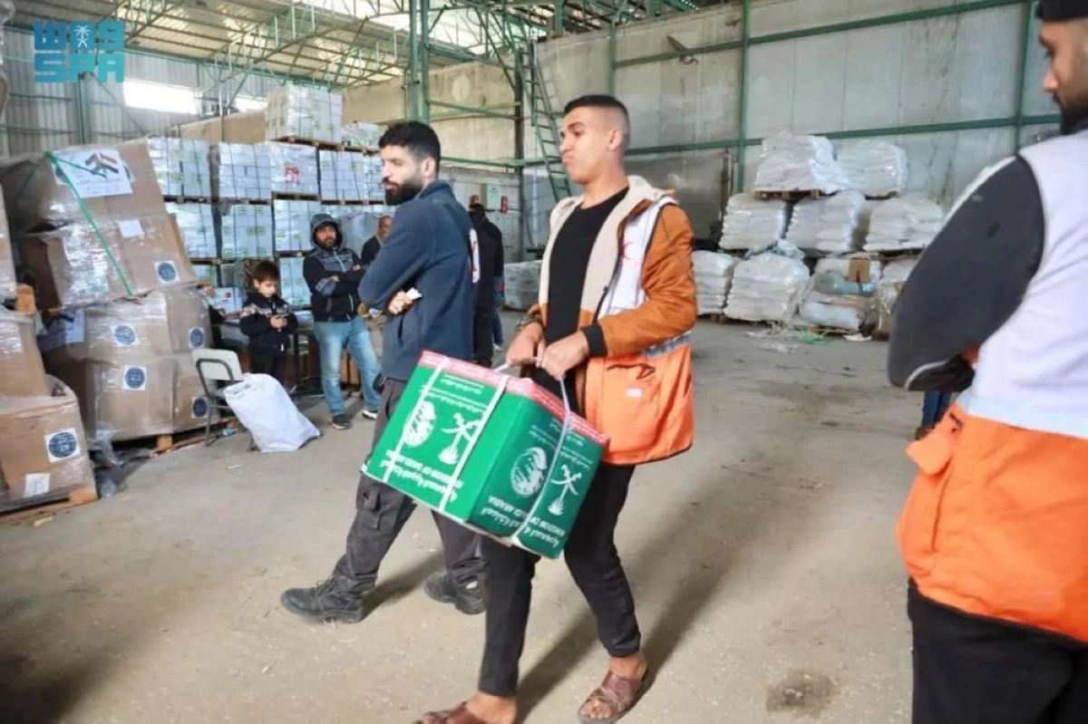 شباب غزاويون يحملون السلال الغذائية