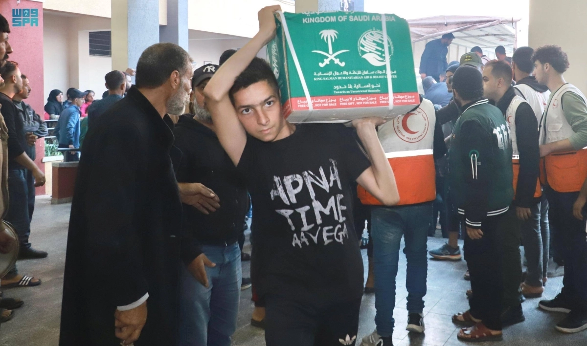 أحد الفلسطينيين يحصل على سلته الغذائية