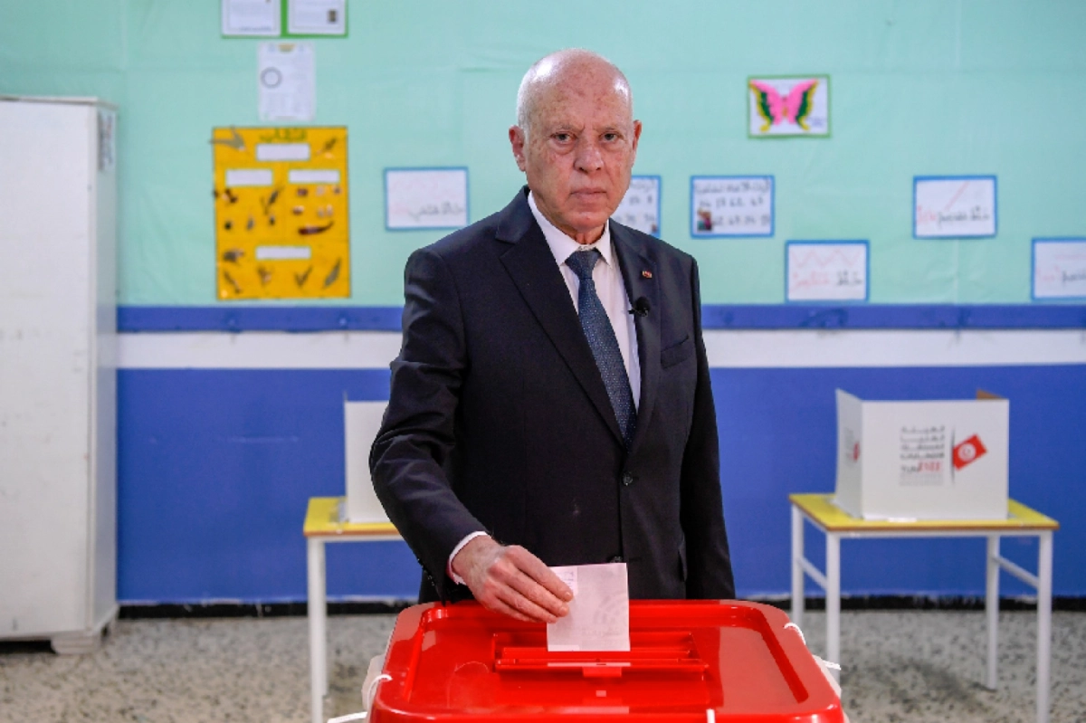 


الرئيس التونسي يشارك في الانتخابات  (مكة) 