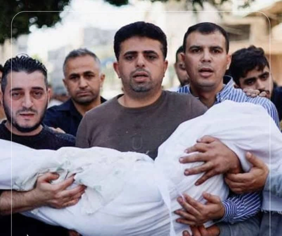 فلسطيني يحمل ابنه الشهيد (مكة)