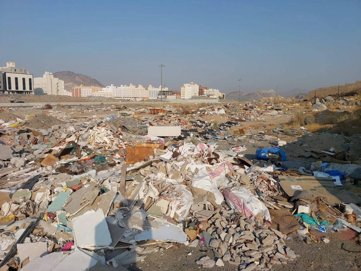 مخلفات تحاصر الحي (مكة)