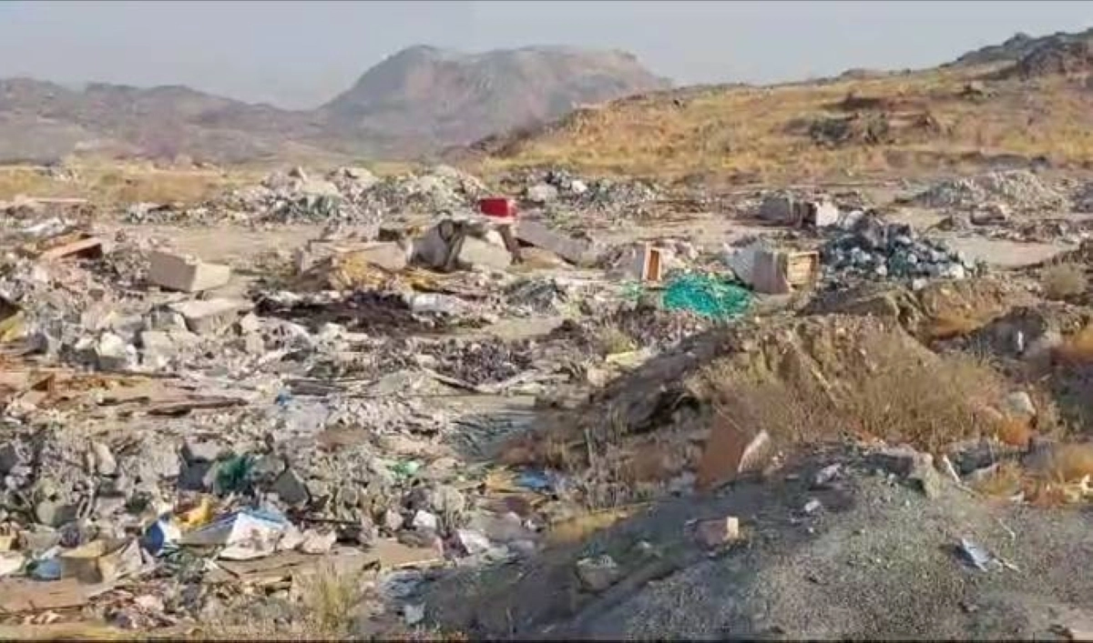 


المخلفات تشكل خطرا بيئيا                                                    (مكة) 