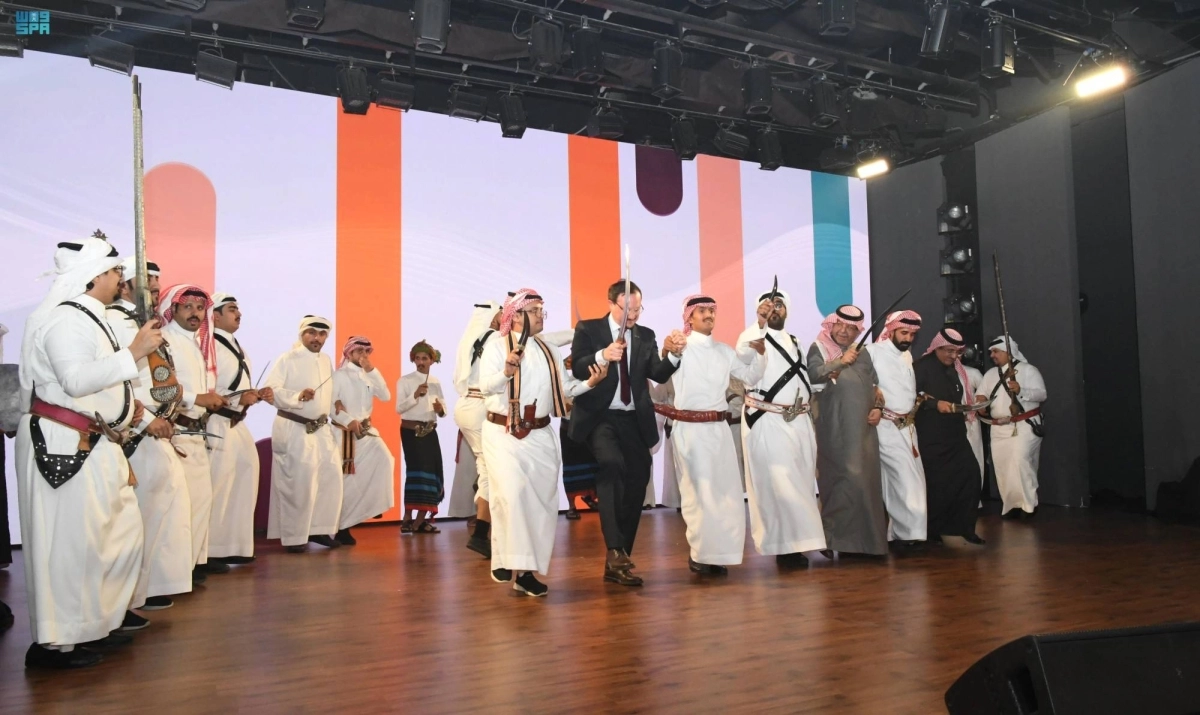 


من عروض الفرق الشعبية                                            (مكة) 