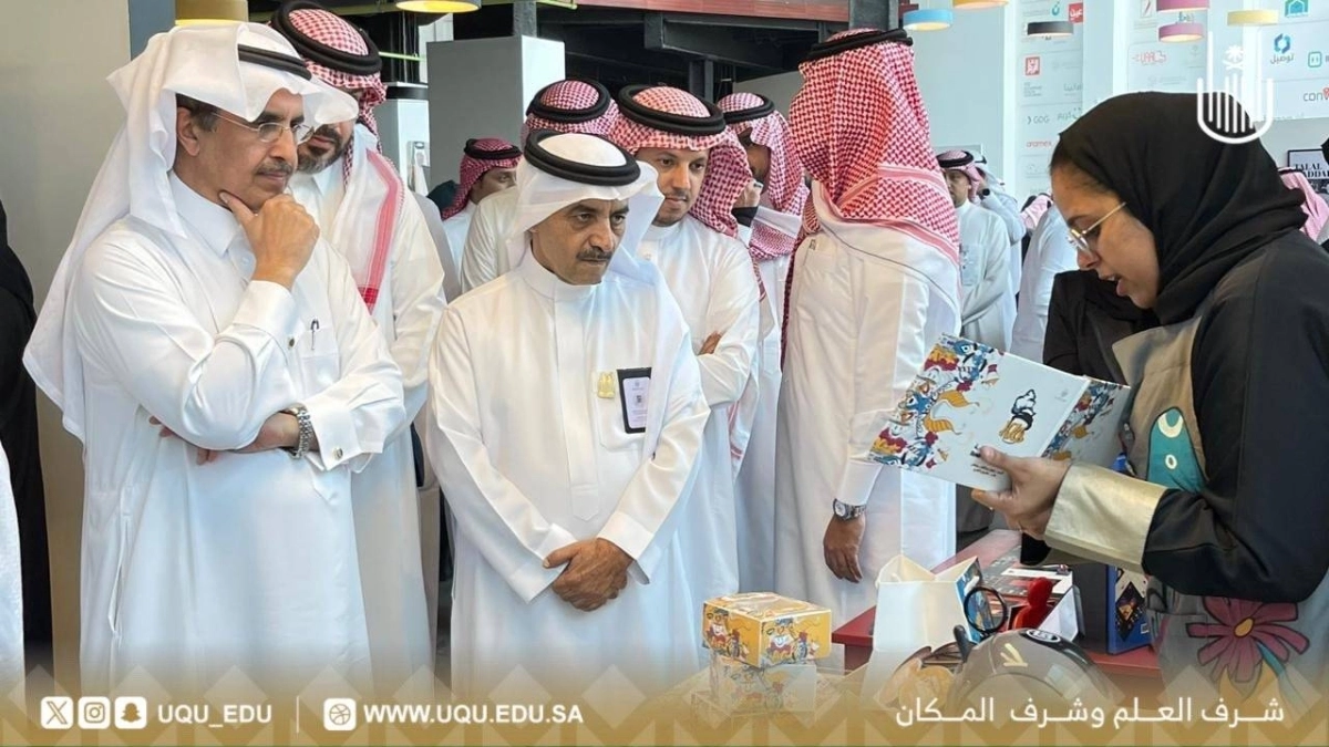 


معدي آل مذهب خلال زيارته المعرض                                                                        (مكة) 