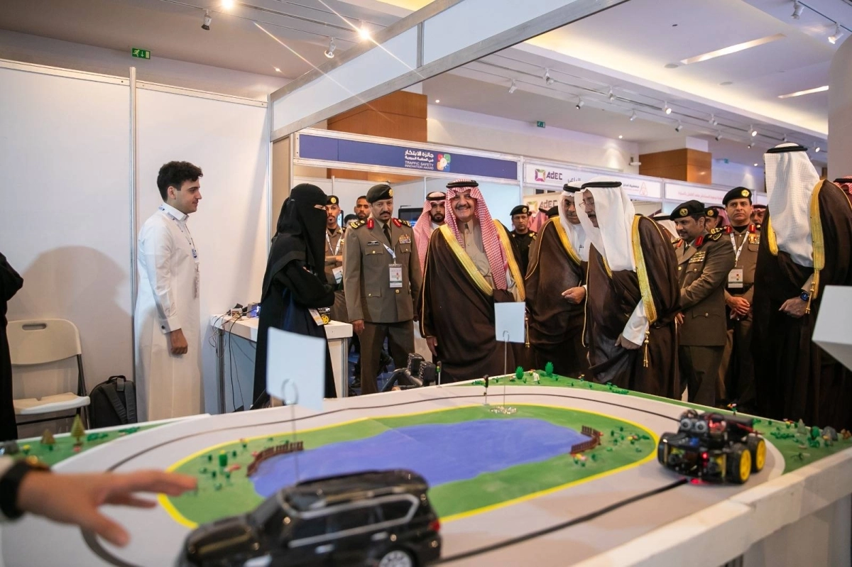 الامير سعود بن نايف في جولة على المعرض المصاحب