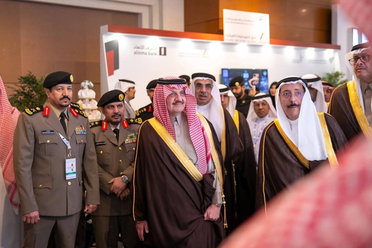 


سعود بن نايف متجولا على المعرض المصاحب                     (مكة) 