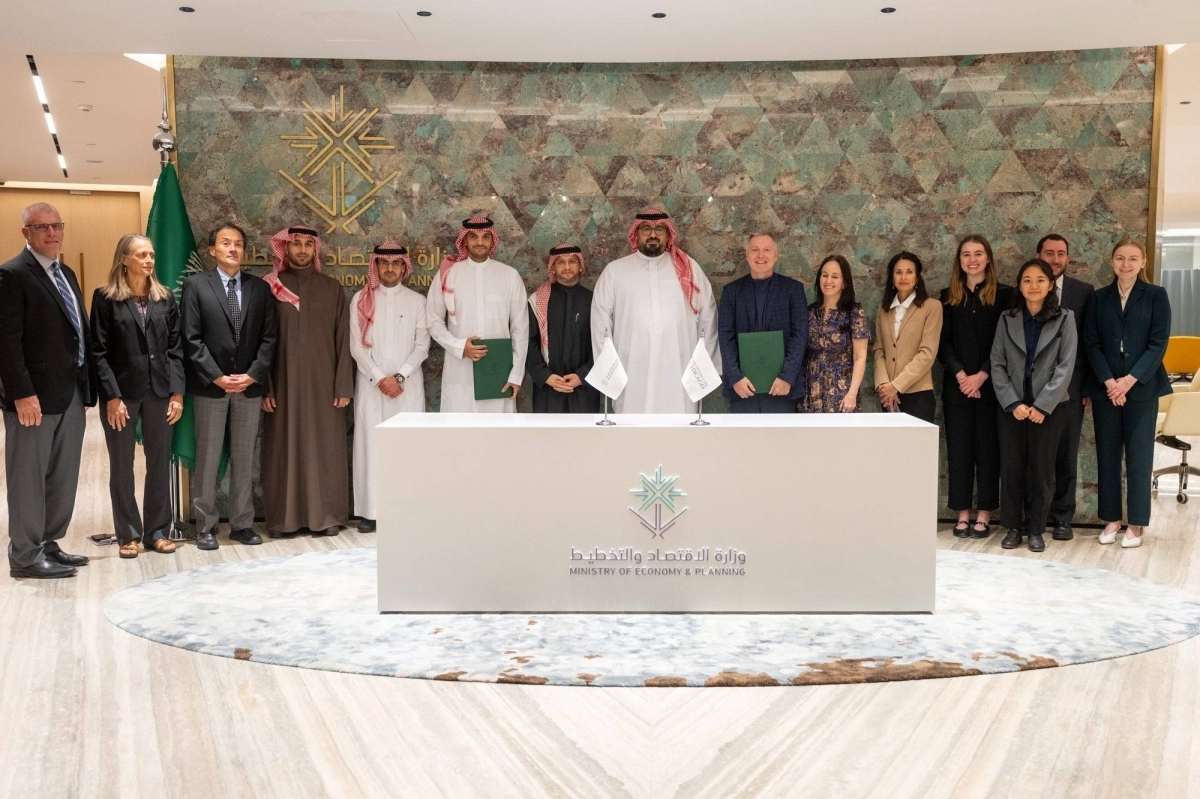 


على هامش التوقيع 