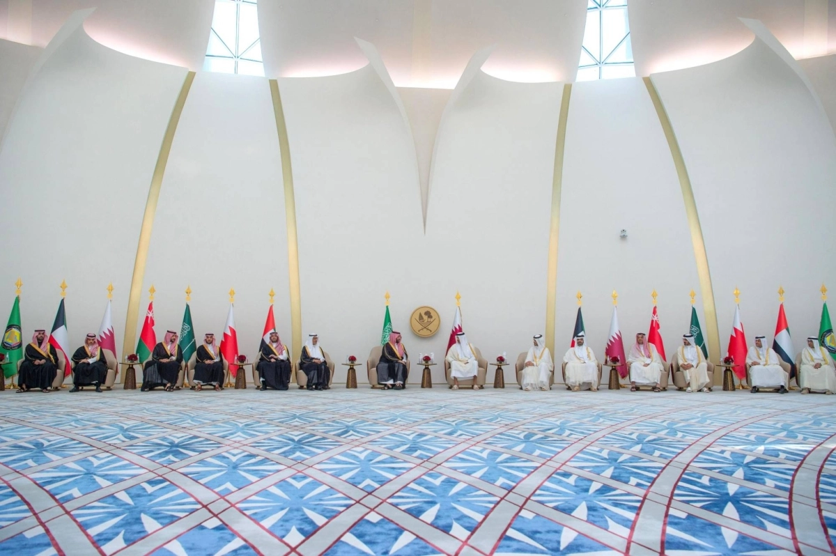 


الأمير محمد بن سلمان لدى وصوله الدوحة وفي استقباله الشيخ تميم بن حمد                                                                                                                                       (واس) 