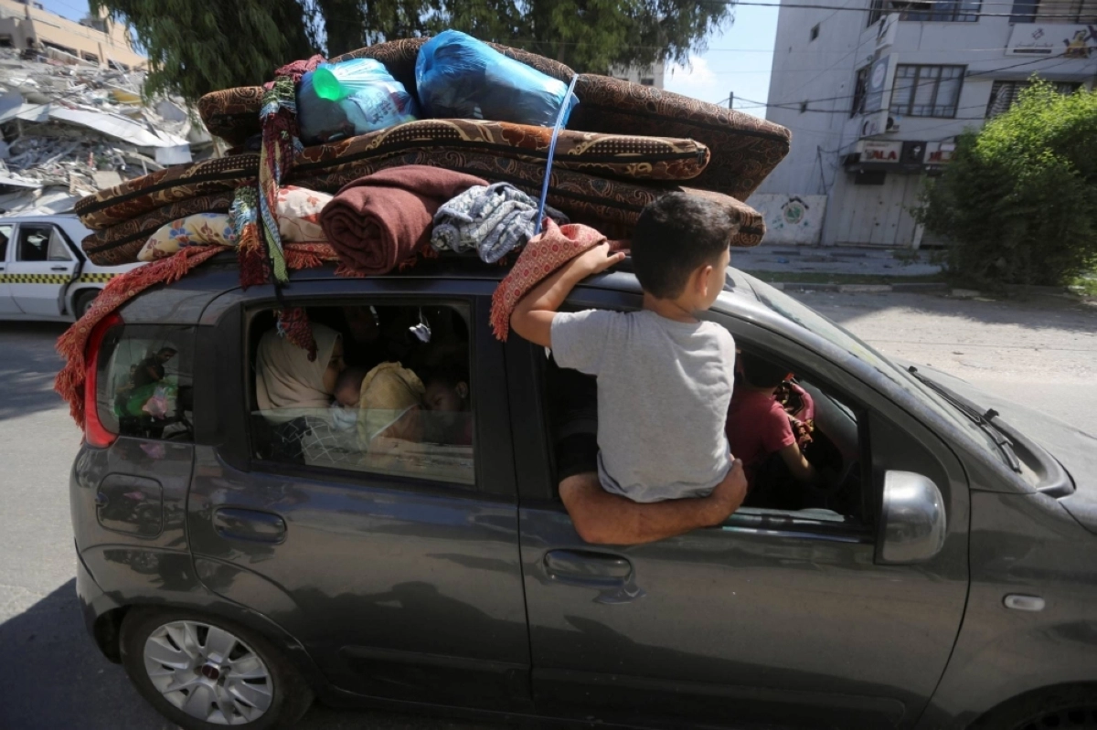 اسرة غزاوية نازحة على الحدود مع مصر (مكة)