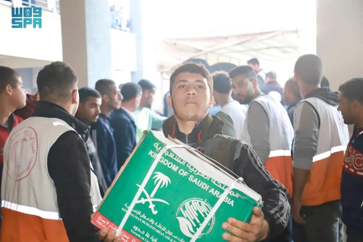 أحد المستفيدين يحصل على سلته