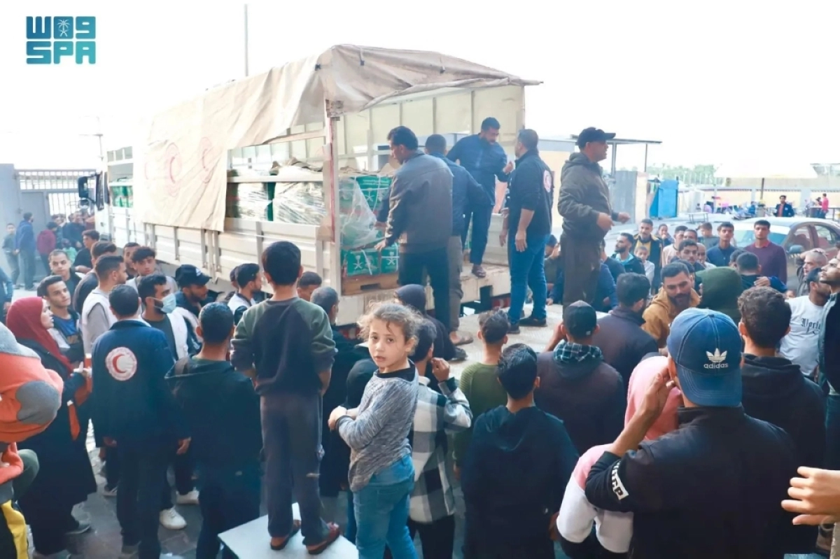 أهل غزة يتجمعون حول المساعدات السعودية (واس)