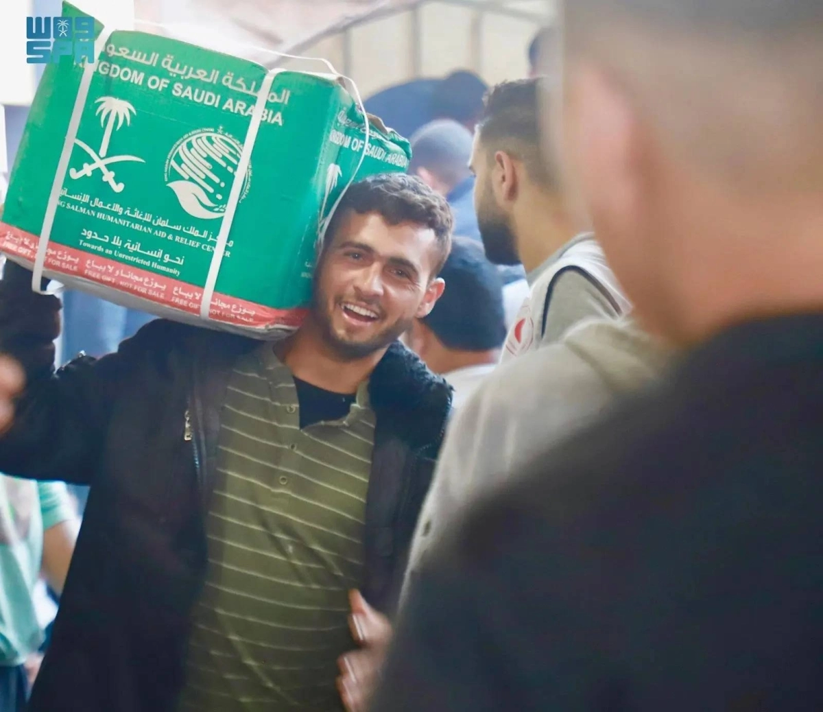 ابتسامة بالحصول على سلة غذائية