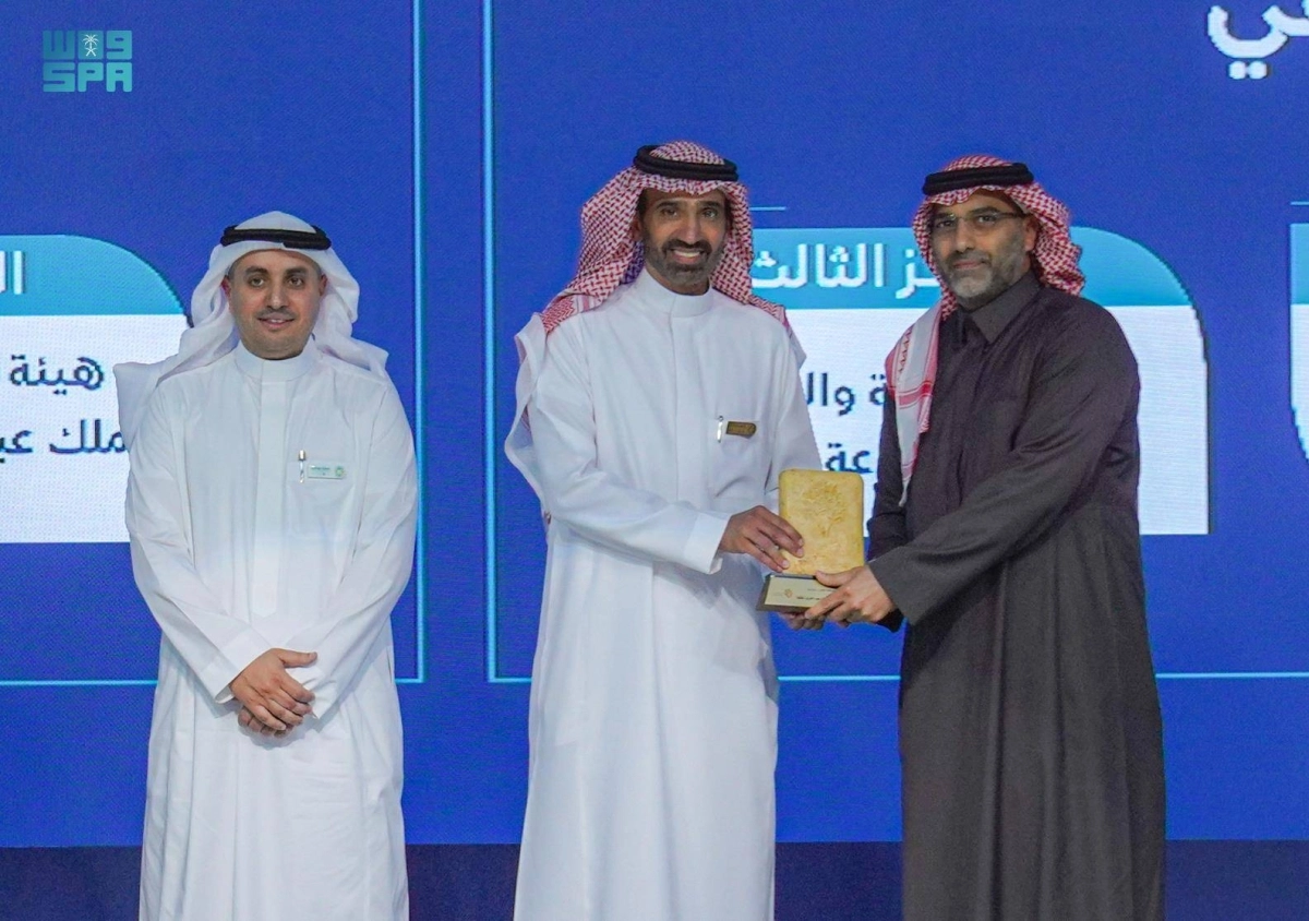 


أحمد الراجحي خلال تكريم نيوم بالجائزة                 (مكة) 