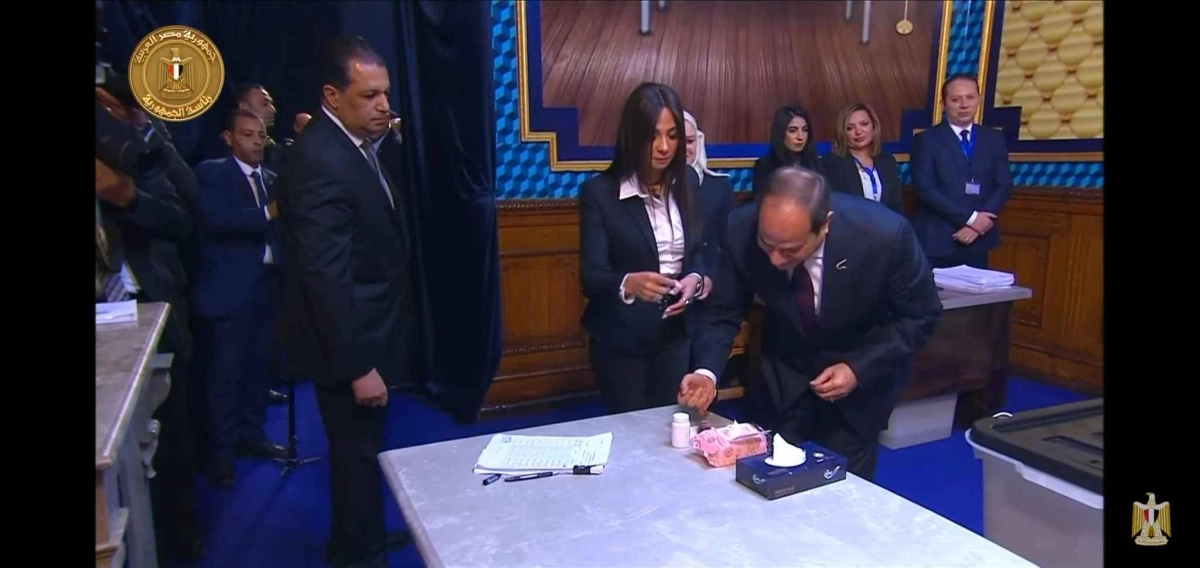 


 السيسي يدلي بصوته في الانتخابات                                (مكة) 