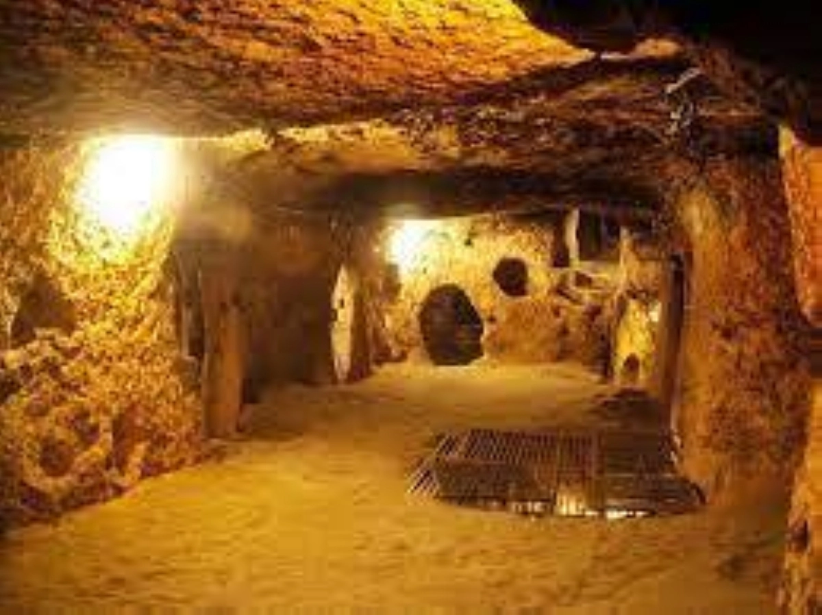 


عمق كبير وحياة كاملة داخل الأنفاق 