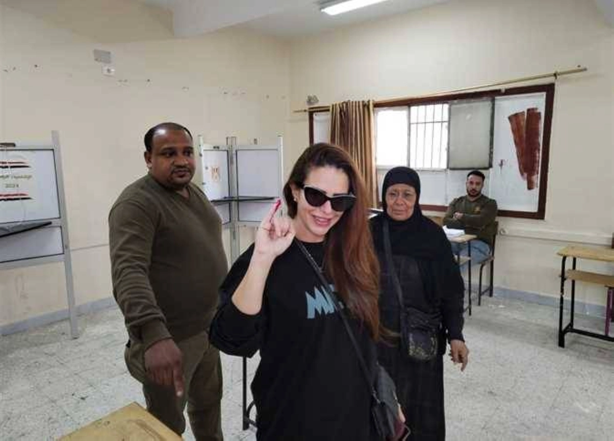 إحدى الفنانات المشاركات في التصويت