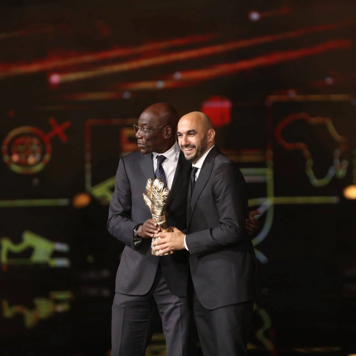 واليد الركراكي يتسلم الجائزة نيابة عن ياسين بونو