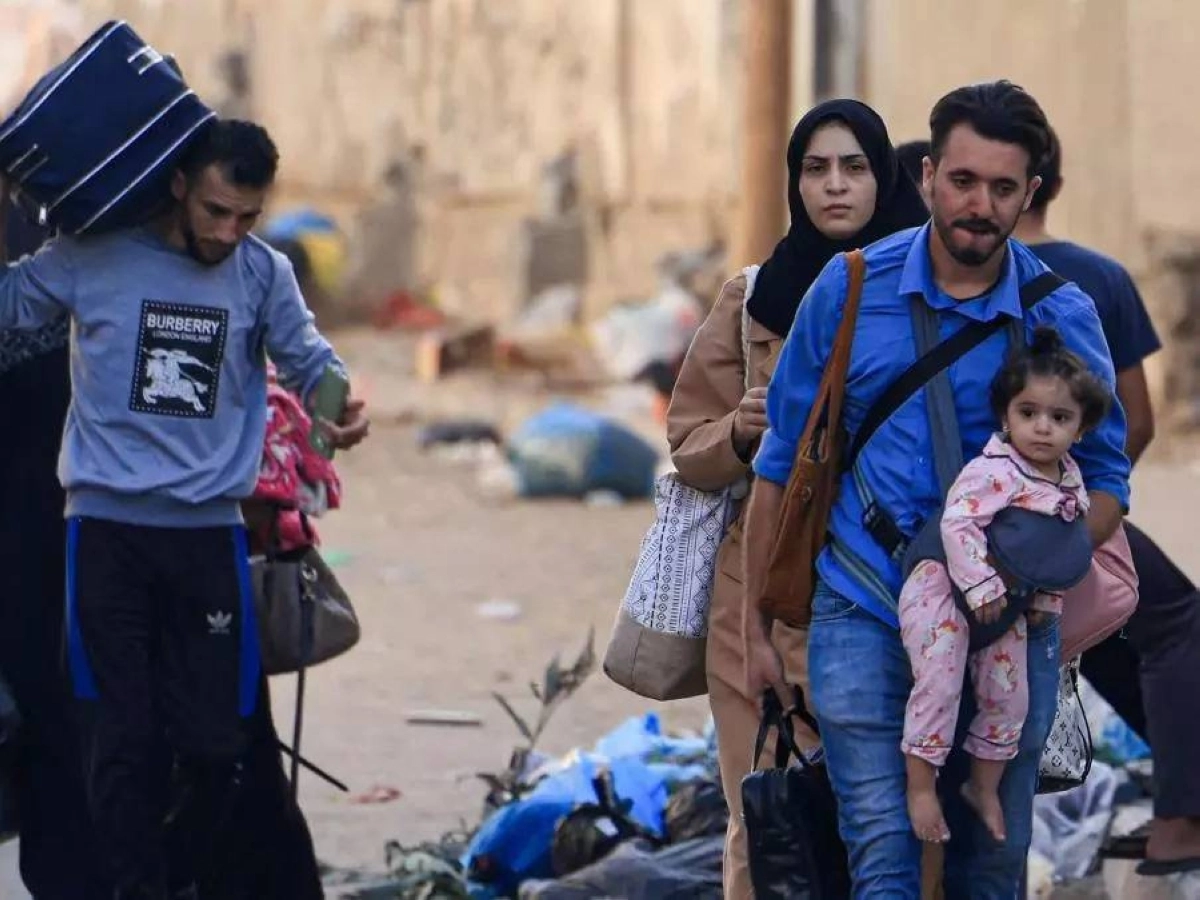 


أسرة فلسطينية تركت ديارها بحثا عن الأمان                                                                  (مكة) 