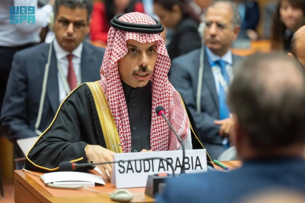 


 فيصل بن فرحان يتحدث في جنيف                (مكة) 