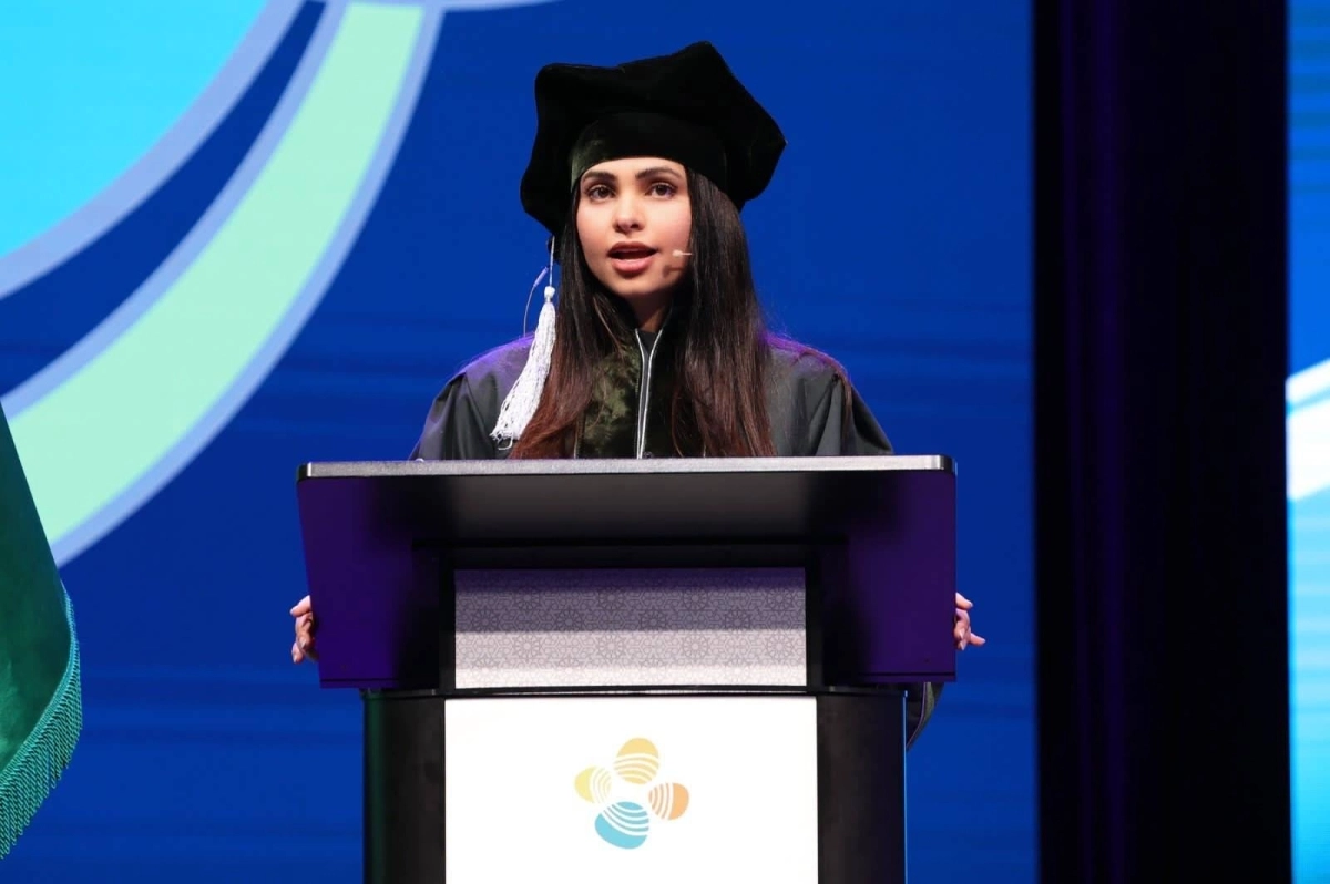 السعودية ولاء خشيم تلقي كلمة الخريجين كأول خريجة دكتوراه سعودية في تخصصها