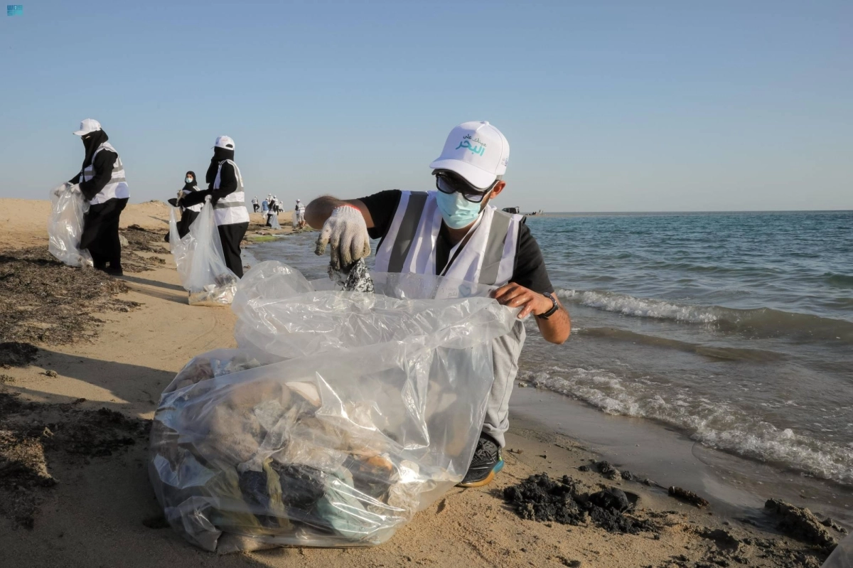 


متطوعون أثناء تنظيف الشاطئ                (مكة) 