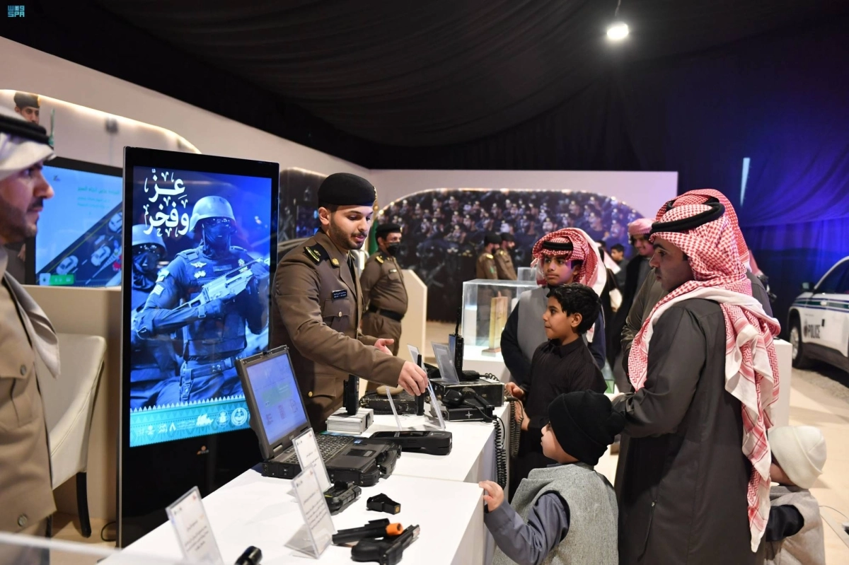 


زوار يستمعون لشرح بمعرض وزارة الداخلية      (مكة)     