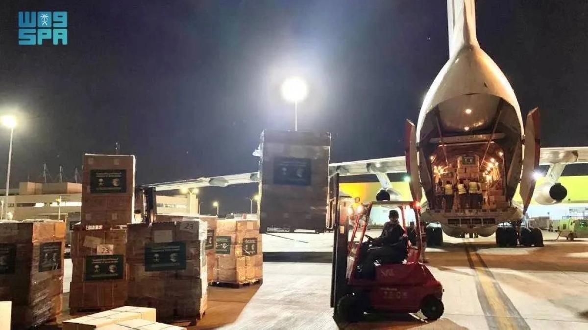 عمليات تنزيل حمولة الطائرة السعودية