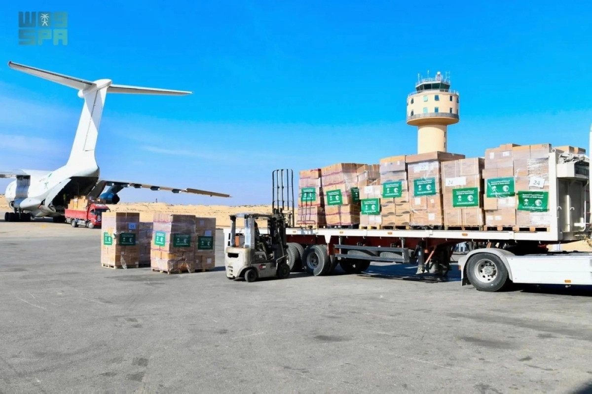 عمليات تنزيل الحمولة تمهيدا لنقلها لغزة