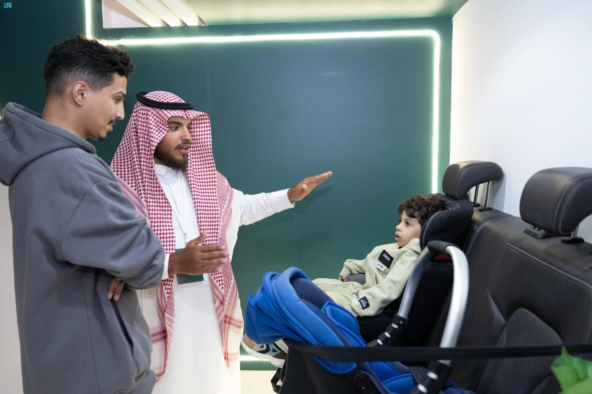 


زائر يستمع لشرح حول كراسي الأطفال       