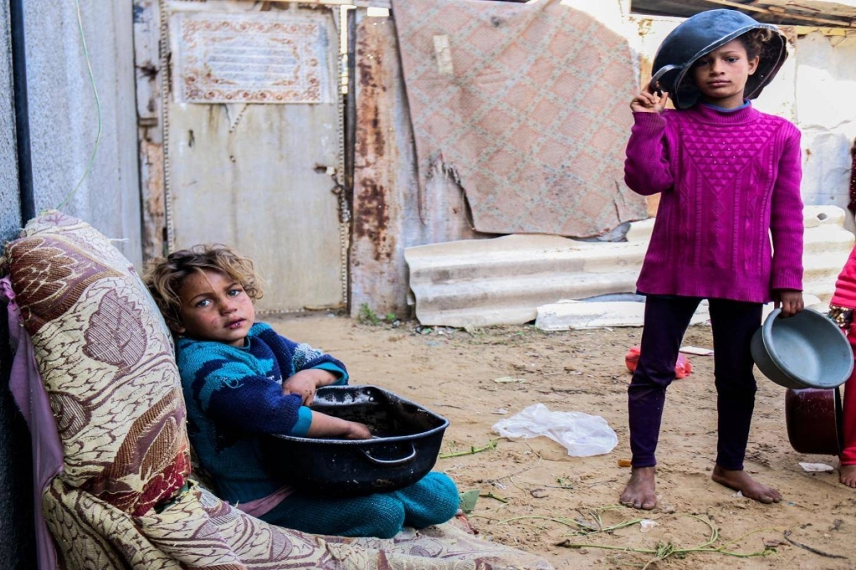 اطفال جوعى ينتظرون الطعام في غزة (مكة)