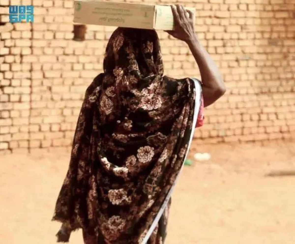 سودانية تحمل التمور