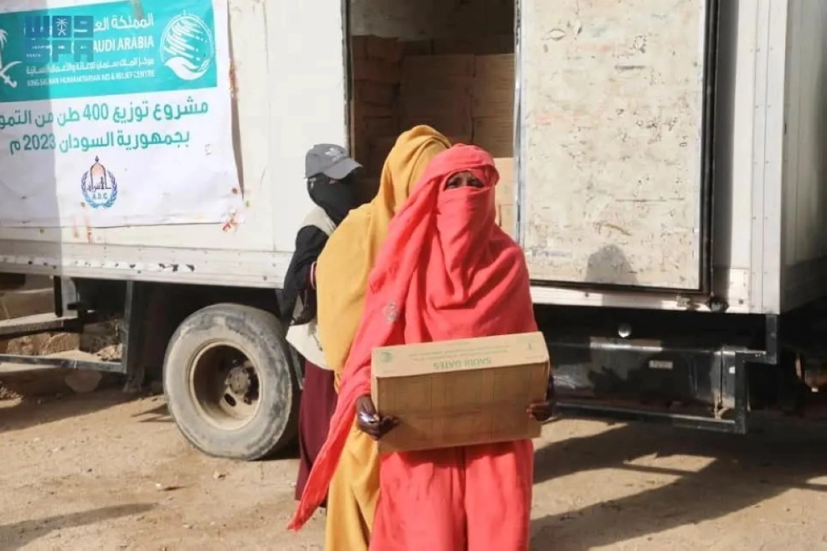 سيارة المركز توزع التمور في ولاية البحر الأحمر (واس)