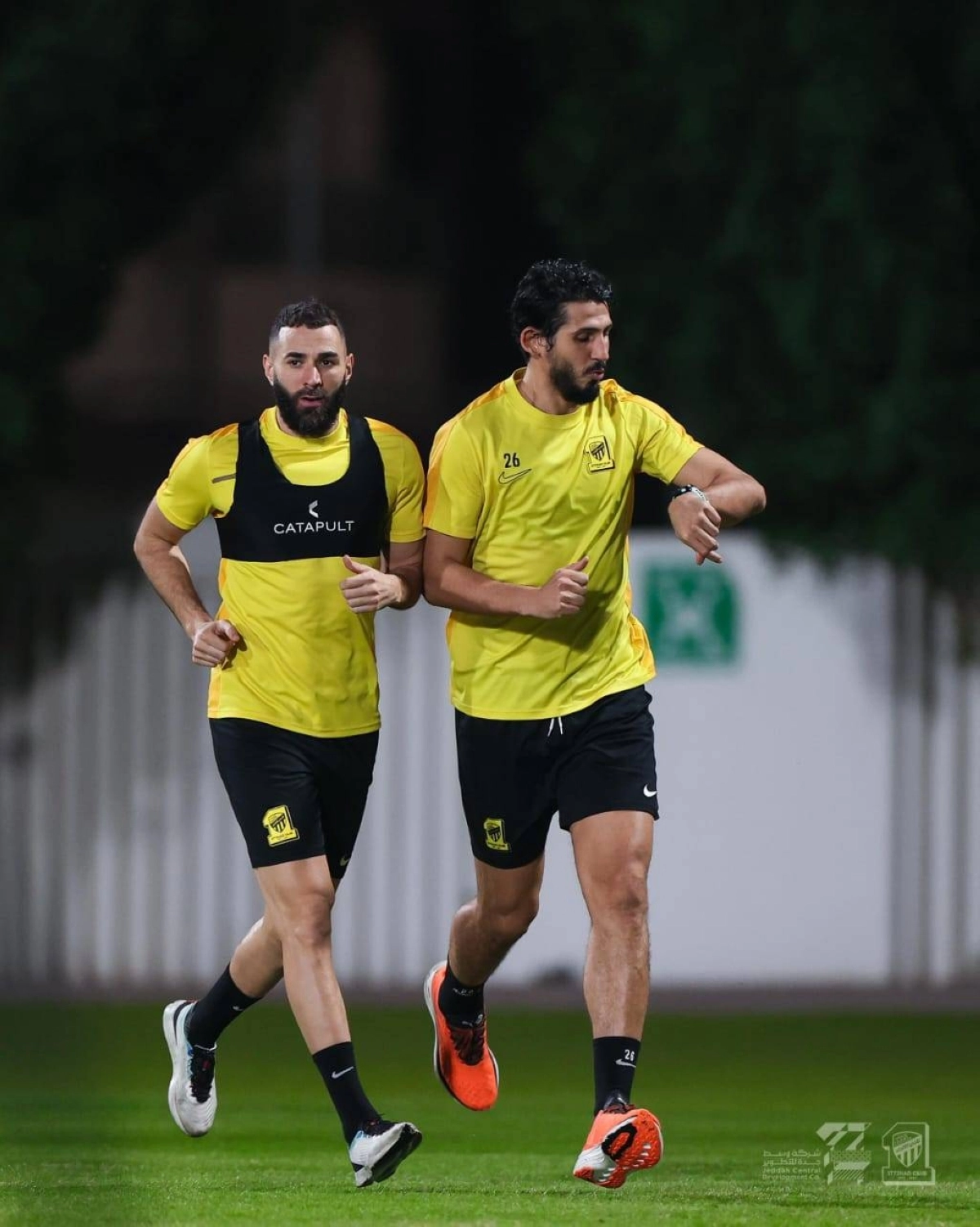 


جاياردو مع مساعده خلال الحصة التدريبية 