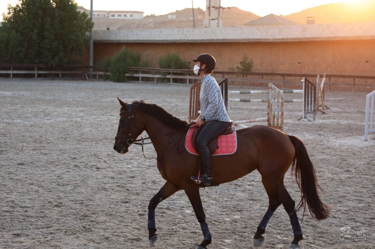 طفل مصاب بالسرطان يمتطي جوادا في إحدى المناسبات