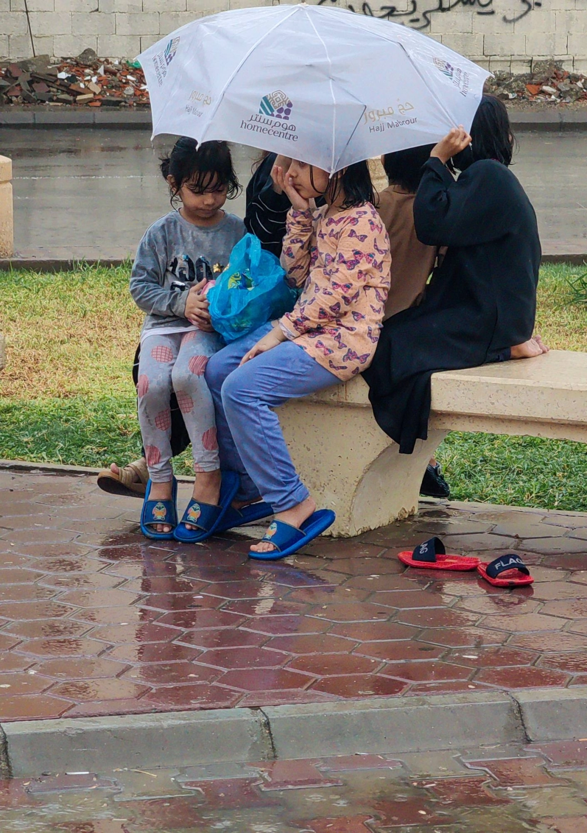 
استيقظ أغلب سكان مكة المكرمة فجر أمس على صوت زخات المطر وتلبد السحب بقطرات الماء، مما حفز العوائل على الخروج منذ الصباح الباكر للاستمتاع بالأجواء الماطرة. (أنس الحارثي)