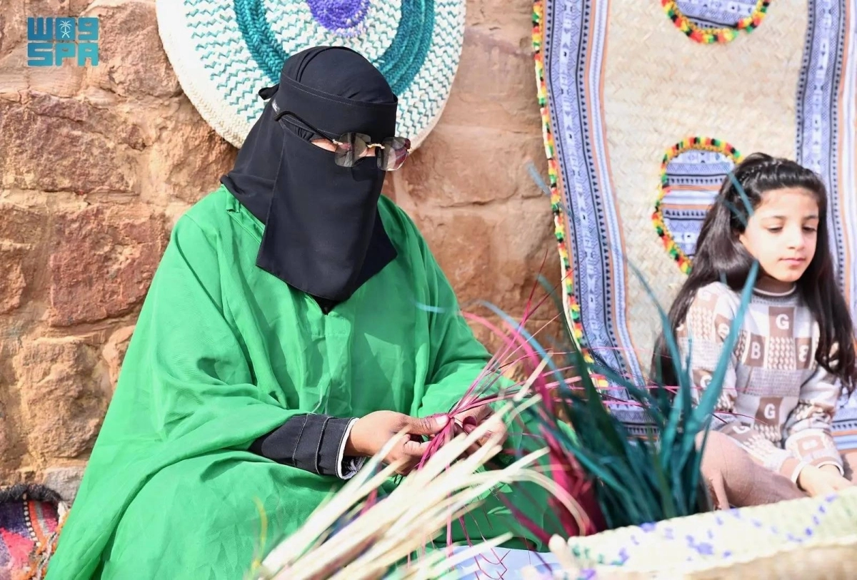 


حرفية تنسج الخوص 