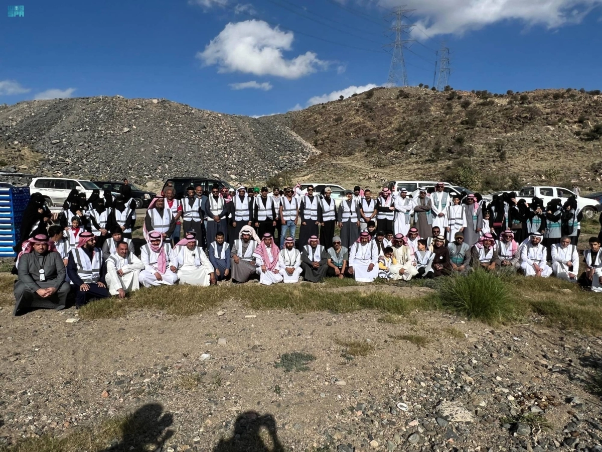 


متطوعون قبيل بدء المبادرة                           (مكة) 