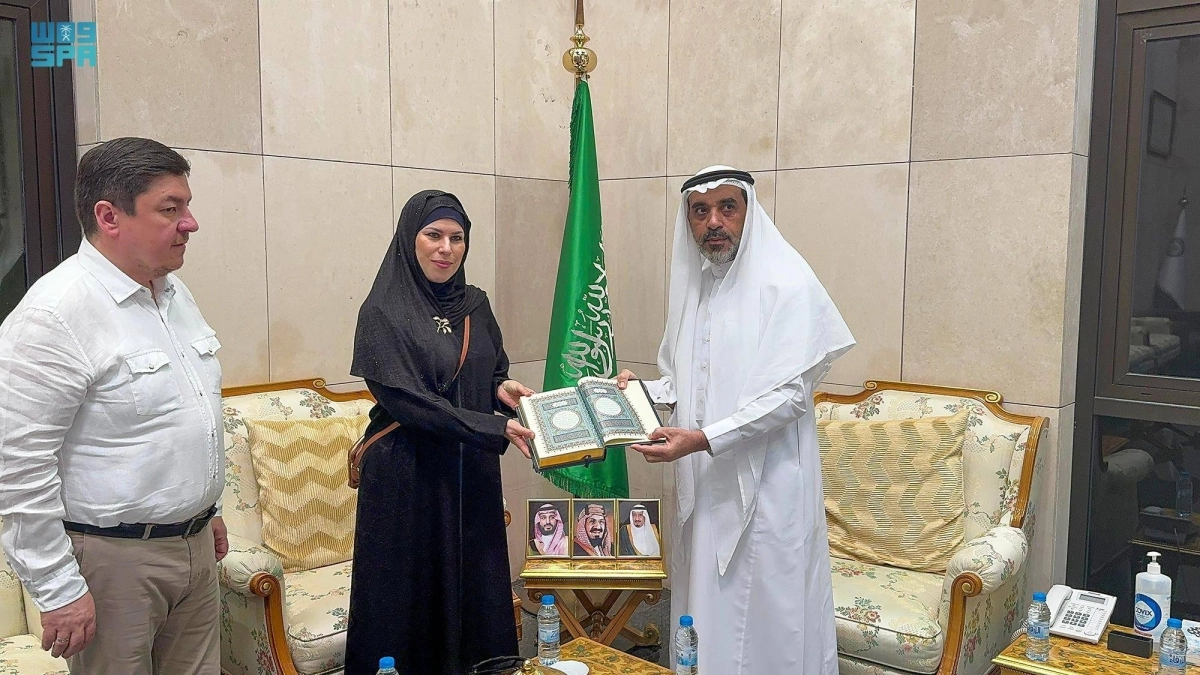 


تكريم حرم مفتي بولندا                             (مكة) 