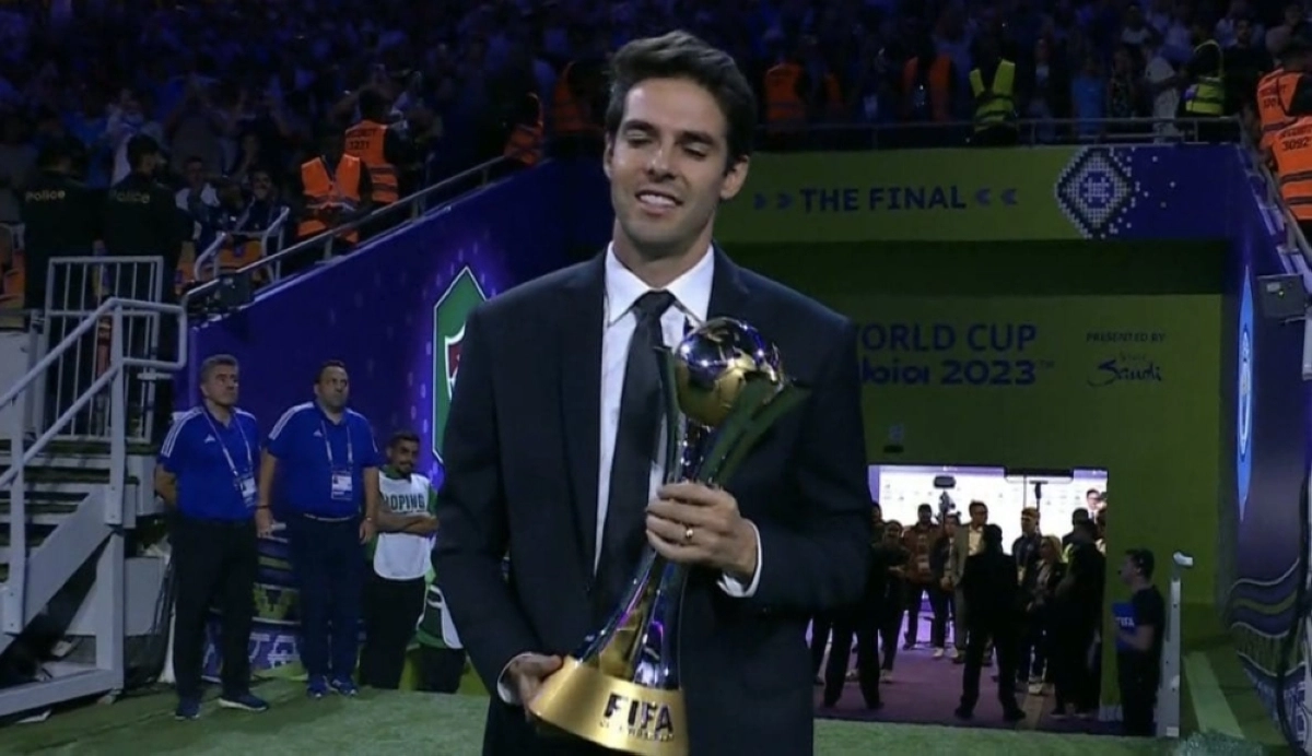 كاكا يحمل كأس العالم للأندية