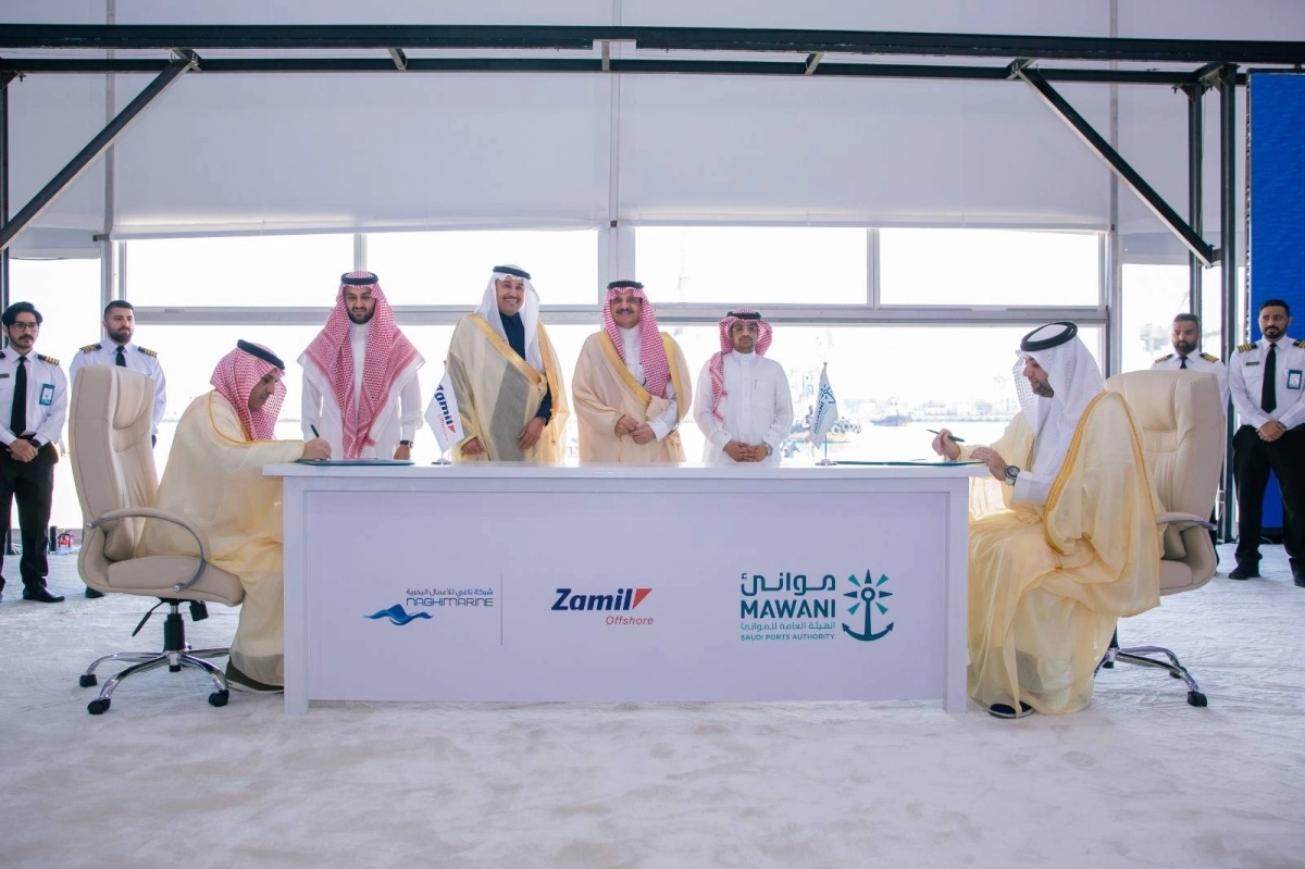 خلال توقيع أحد العقود